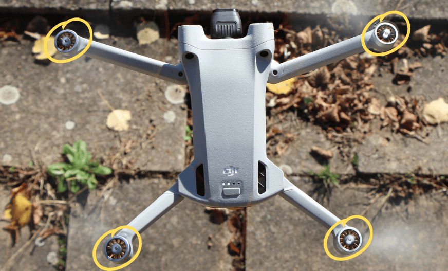 Der Rotor der DJI Mini 3 Pro Drohne befindet sich in der Nahaufnahme.